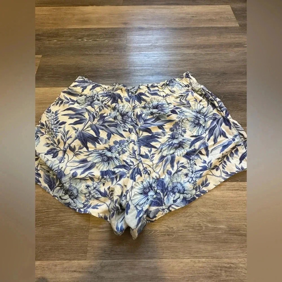 H&M Women’s Blue and Cream Linen Blend Hawaiian Floral Flowy Shorts Size XL - Picture 3 of 9